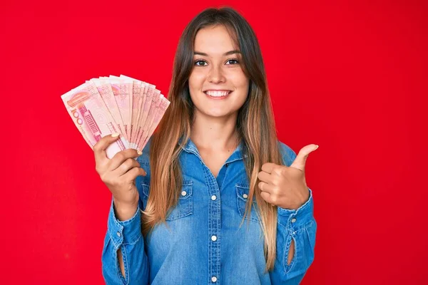 Mulher Branca Bonita Segurando Yuan Notas Chinesas Sorrindo Feliz Positivo — Fotografia de Stock