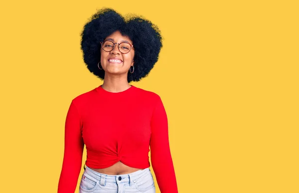 Giovane Ragazza Afroamericana Indossa Abiti Casual Occhiali Con Sorriso Felice — Foto Stock