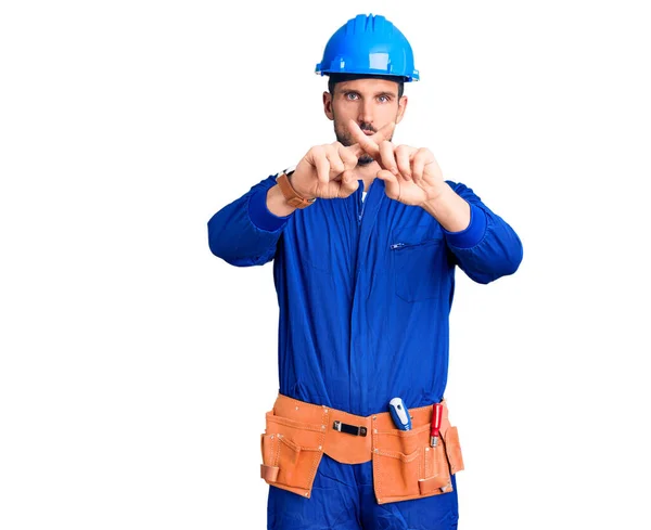 Jovem Bonitão Vestindo Uniforme Trabalhador Chapéu Duro Cobrindo Olhos Com — Fotografia de Stock