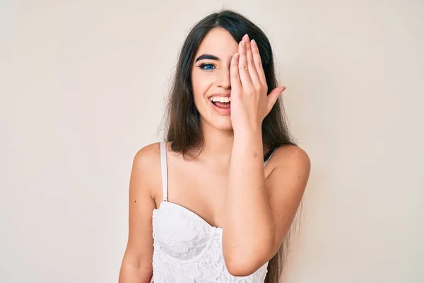 Morena Adolescente Posando Elegante Cubriendo Ojo Con Mano Sonrisa Confiada —  Fotos de Stock