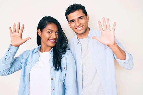 Vackra Latinska Unga Par Bär Casual Kläder Visar Och Pekar — Stockfoto