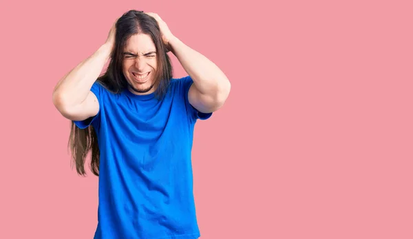 Junge Erwachsene Mann Mit Langen Haaren Tragen Badebekleidung Leiden Unter — Stockfoto