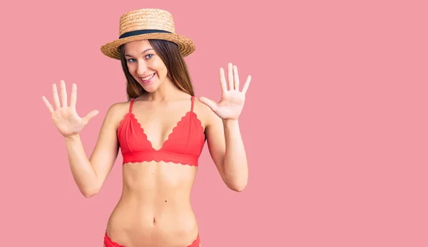 Hermosa Morena Joven Con Bikini Mostrando Apuntando Hacia Arriba Con —  Fotos de Stock
