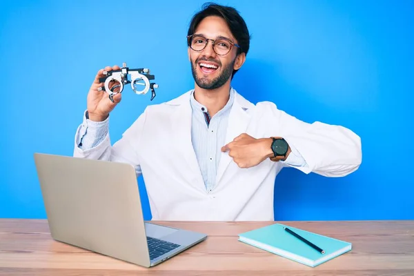 Een Knappe Spaanse Opticien Kliniek Met Een Optometrie Bril Die — Stockfoto