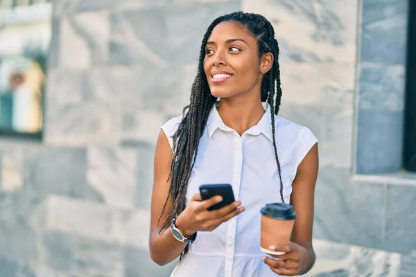 Joven Mujer Afroamericana Usando Smartphone Tomando Café Para Llevar Ciudad — Foto de Stock