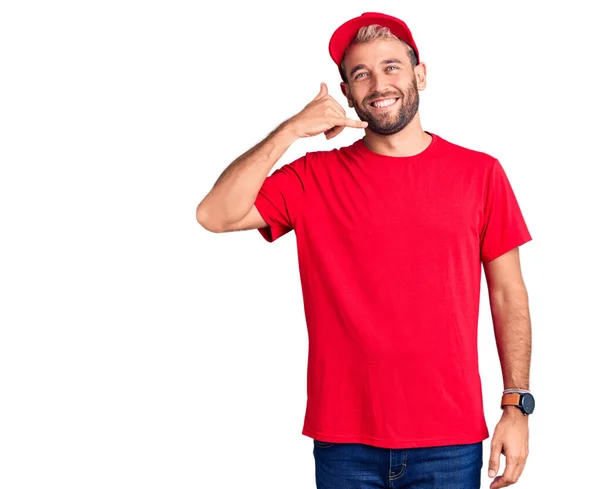 Homem Loiro Bonito Jovem Vestindo Camiseta Boné Sorrindo Fazendo Gesto — Fotografia de Stock