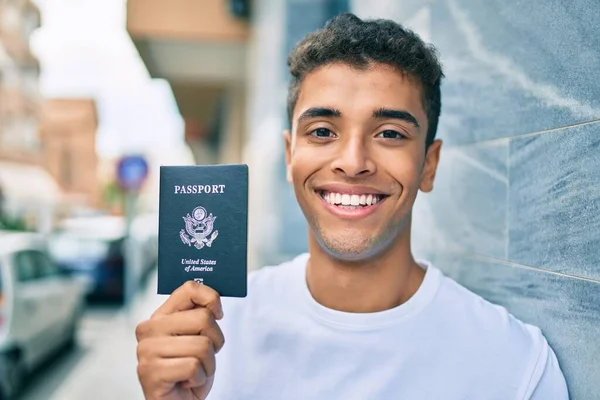 Jovem Latino Sorrindo Feliz Segurando Passaporte Dos Estados Unidos Encostado — Fotografia de Stock