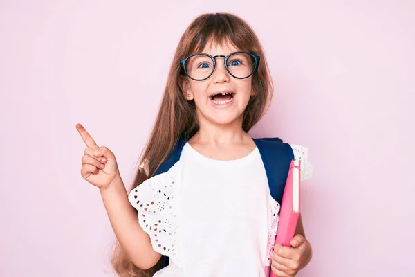 Pequena Menina Branca Com Cabelos Longos Usando Mochila Estudantil Segurando — Fotografia de Stock