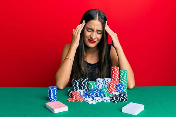 Молодая Латиноамериканка Сидящая Столом Играющая Покер Страдает Головной Боли Отчаяния — стоковое фото