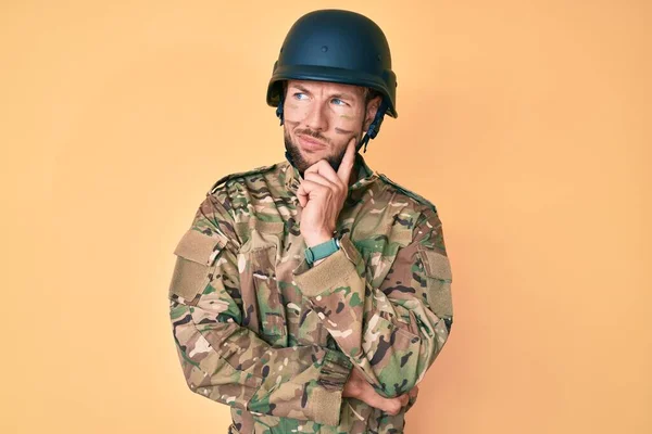 Jovem Caucasiano Vestindo Uniforme Exército Camuflagem Pensando Concentrou Dúvida Com — Fotografia de Stock