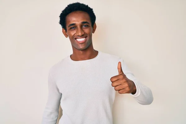 Africano Bonito Homem Vestindo Camisola Inverno Casual Sorrindo Feliz Positivo — Fotografia de Stock