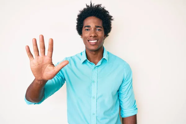 自信と幸せ笑顔ながら カジュアルな服を着て 指の番号5で指差すアフリカ系アメリカ人の男 — ストック写真