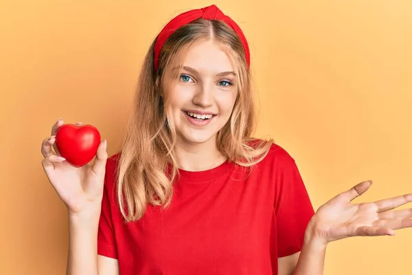 Vacker Ung Kaukasiska Flicka Som Håller Hjärta Firar Prestation Med — Stockfoto