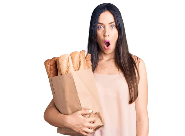 Joven Hermosa Mujer Caucásica Sosteniendo Bolsa Papel Con Pan Asustado — Foto de Stock