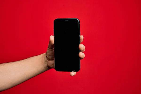 Mano Del Joven Caucásico Sosteniendo Teléfono Inteligente Que Muestra Pantalla —  Fotos de Stock