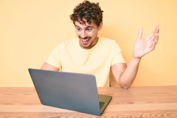 Jeune Homme Caucasien Aux Cheveux Bouclés Travaillant Bureau Avec Ordinateur — Photo