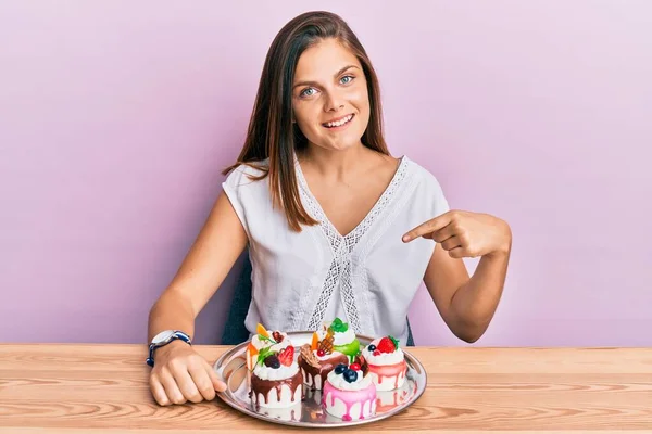 Joven Mujer Caucásica Comiendo Pasteles Para Desayuno Sonriendo Feliz Señalando —  Fotos de Stock