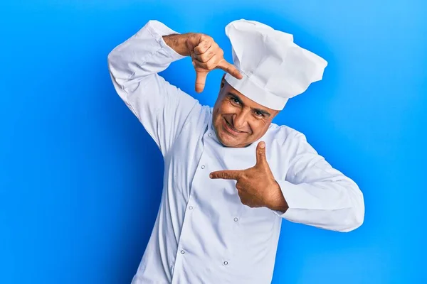 Hombre Maduro Oriente Medio Con Uniforme Cocinero Profesional Sombrero Sonriente — Foto de Stock