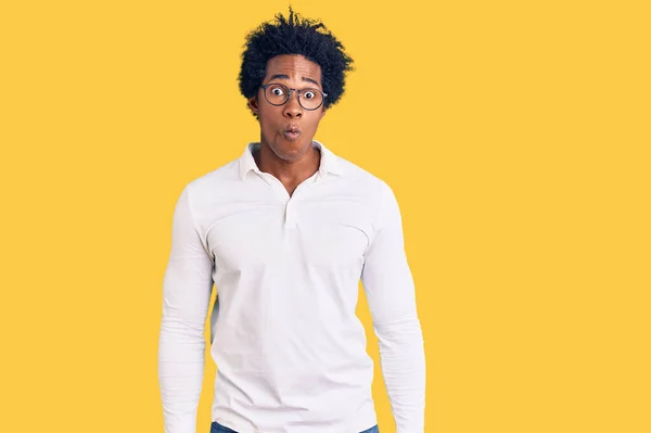 Pohledný Africký Američan Afro Vlasy Sobě Ležérní Oblečení Brýle Takže — Stock fotografie