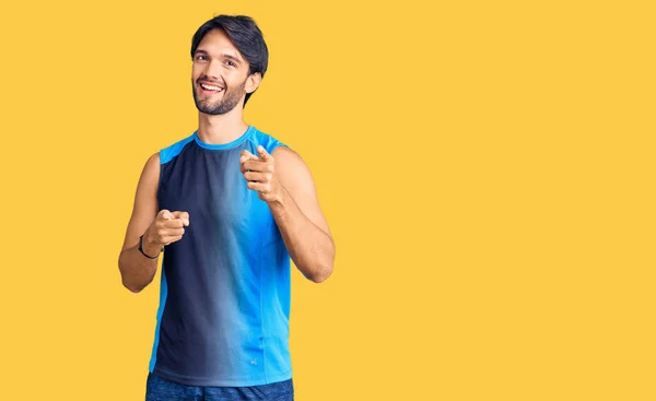 Hombre Hispano Guapo Usando Ropa Deportiva Señalando Con Los Dedos — Foto de Stock