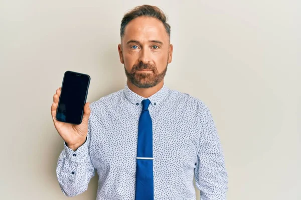 Όμορφος Μεσήλικας Επιχειρηματίας Κρατώντας Smartphone Δείχνει Κενή Οθόνη Σκέψης Στάση — Φωτογραφία Αρχείου