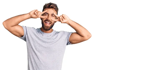 Junger Hispanischer Mann Lässiger Kleidung Trägt Friedenssymbol Mit Den Fingern — Stockfoto