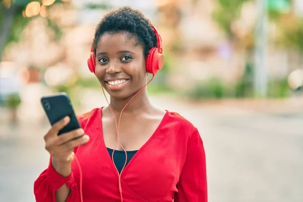 Jovem Afro Americana Sorrindo Feliz Usando Smartphone Fones Ouvido Cidade — Fotografia de Stock