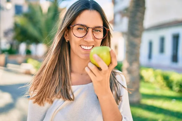 Junge Kaukasierin Lächelt Glücklich Und Isst Grünen Apfel Der Stadt — Stockfoto