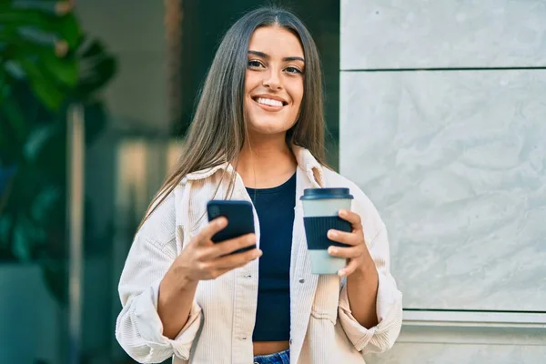 Jong Hispanic Meisje Glimlachen Blij Met Behulp Van Smartphone Het — Stockfoto