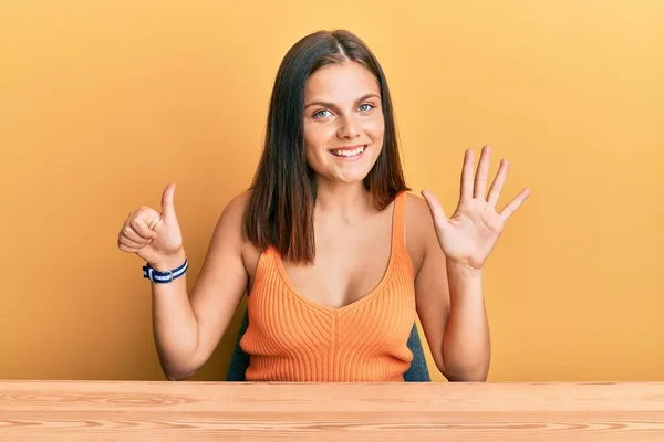 Mulher Branca Jovem Vestindo Roupas Casuais Sentado Mesa Mostrando Apontando — Fotografia de Stock