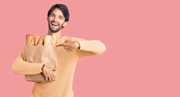 Bonito Hispânico Homem Segurando Saco Papel Com Pão Sorrindo Feliz — Fotografia de Stock