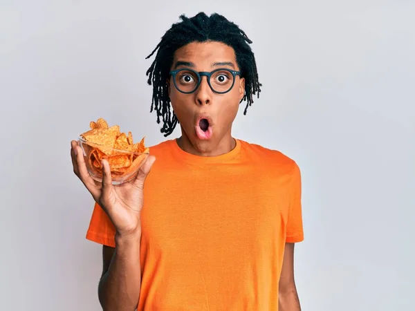 Joven Afroamericano Hombre Sosteniendo Nachos Patatas Fritas Asustado Sorprendido Con — Foto de Stock