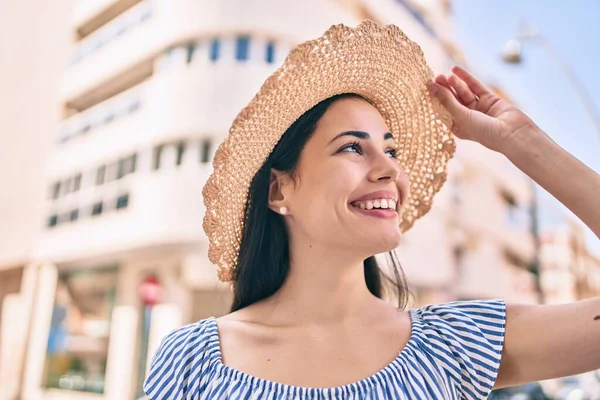 Joven Chica Latina Turista Vacaciones Sonriendo Feliz Ciudad —  Fotos de Stock