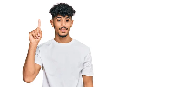 Hombre Árabe Joven Con Camiseta Blanca Casual Apuntando Con Dedo — Foto de Stock