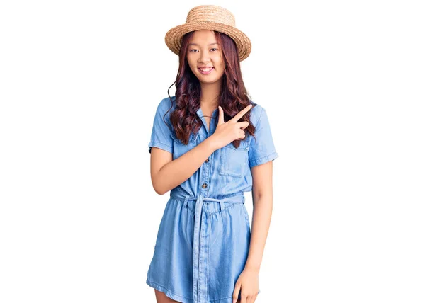 Yazlık Şapkalı Neşeli Yüzünde Bir Gülümsemeyle Genç Güzel Çinli Kız — Stok fotoğraf