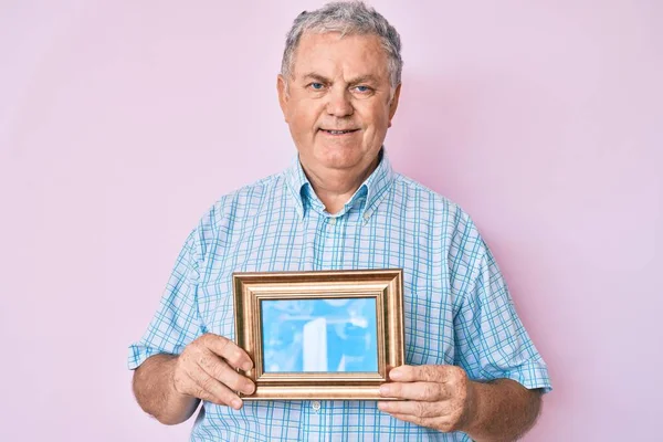 Ηλικιωμένος Γκριζομάλλης Που Κρατάει Κενό Πλαίσιο Δείχνει Θετικός Και Χαρούμενος — Φωτογραφία Αρχείου