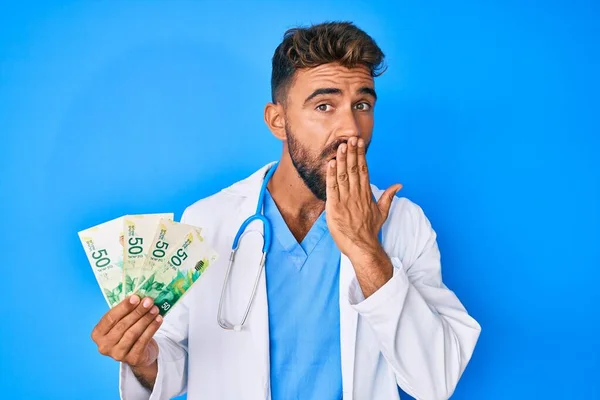 Junger Hispanischer Mann Doktoruniform Der Den Mund Mit Einer Hand — Stockfoto