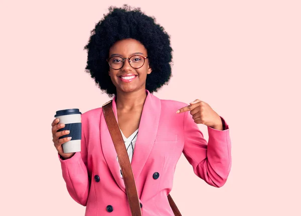 Mladá Africká Americká Žena Kožené Tašce Pití Odnést Šálek Kávy — Stock fotografie