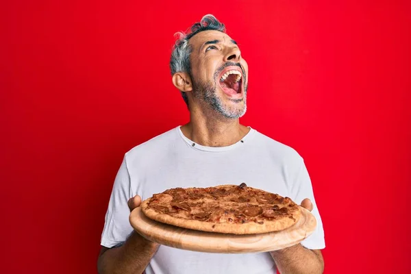 Hombre Pelo Gris Mediana Edad Sosteniendo Pizza Italiana Enojado Loco —  Fotos de Stock