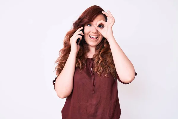 Jovem Mulher Bonita Ter Conversação Falando Smartphone Sorrindo Feliz Fazendo — Fotografia de Stock