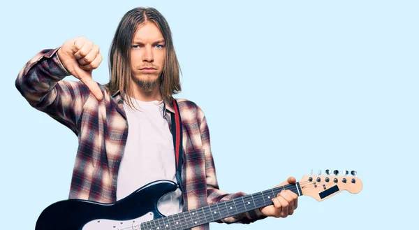 Uzun Saçlı Yakışıklı Beyaz Adam Kızgın Yüzlü Elektro Gitar Çalıyor — Stok fotoğraf