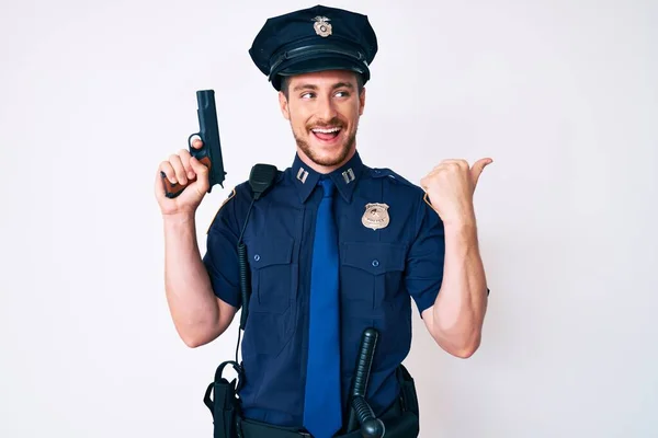 Jeune Homme Caucasien Portant Uniforme Police Tenant Pistolet Pointant Pouce — Photo