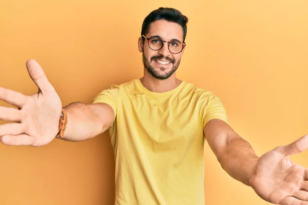 Gündelik Giysiler Gözlük Takmış Genç Spanyol Adam Kameraya Bakıp Sarılmak — Stok fotoğraf
