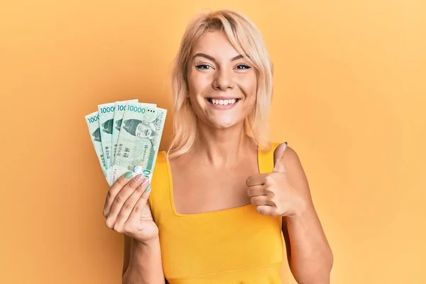 Junges Blondes Mädchen Hält 10000 Südkoreanische Won Banknoten Und Lächelt — Stockfoto