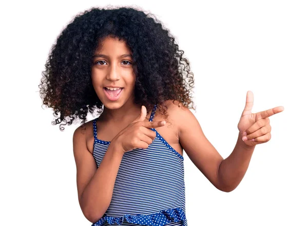 Afrikanskt Amerikanskt Barn Med Lockigt Hår Badkläder Som Pekar Finger — Stockfoto