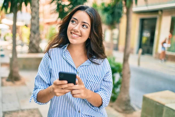 Νεαρή Ισπανίδα Επιχειρηματίας Χαμογελώντας Ευτυχισμένη Χρησιμοποιώντας Smartphone Στην Πόλη — Φωτογραφία Αρχείου