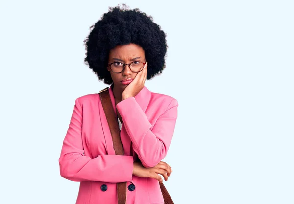 Jovem Afro Americana Vestindo Roupas Negócios Saco Couro Pensando Que — Fotografia de Stock