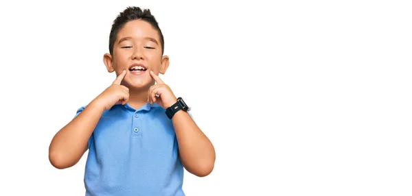 Маленький Хлопчик Іспаномовний Хлопець Одягнений Повсякденний Одяг Посміхається Відкритим Ротом — стокове фото