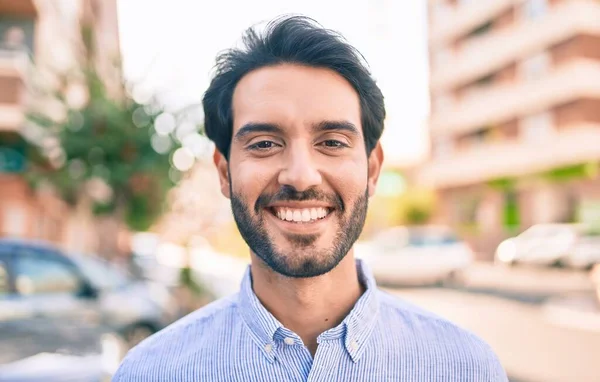 Joven Hispano Sonriendo Feliz Caminando Por Ciudad —  Fotos de Stock