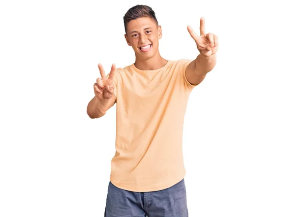 Joven Hombre Guapo Con Ropa Casual Sonriendo Con Lengua Hacia — Foto de Stock